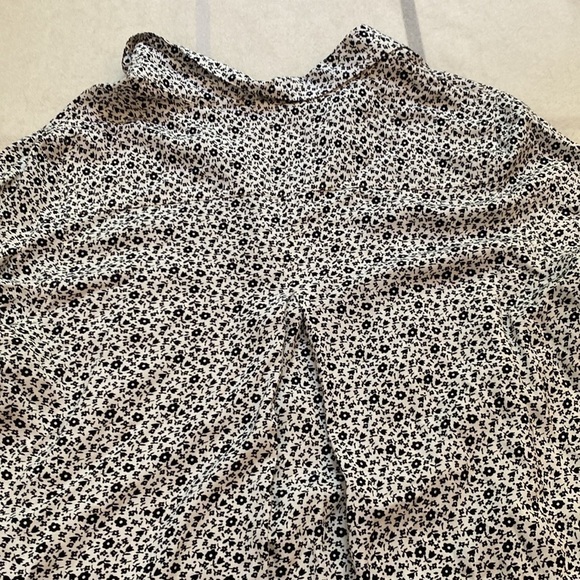 Velvet Heart Black and White Flower Print Button Down Blouse Size Medium - Picture 8 of 12